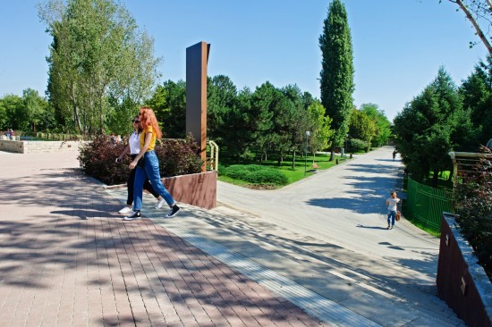 Park Lake Mall, Bucuresti, pavele Antico P6, Blocuri de zid, Dale Tactilo