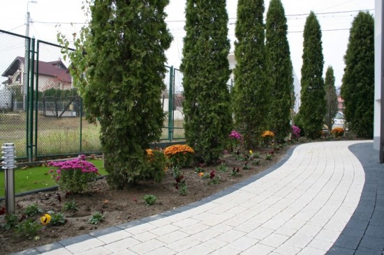 Curte vila, pavele Rustic Clasic, culoare, Alb-Crem si Antracit