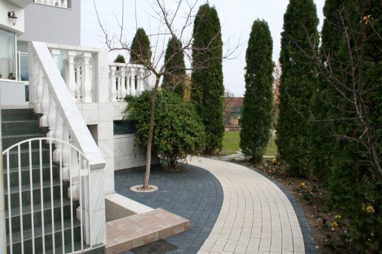 Curte vila, pavele Rustic Clasic, culoare, Alb-Crem si Antracit