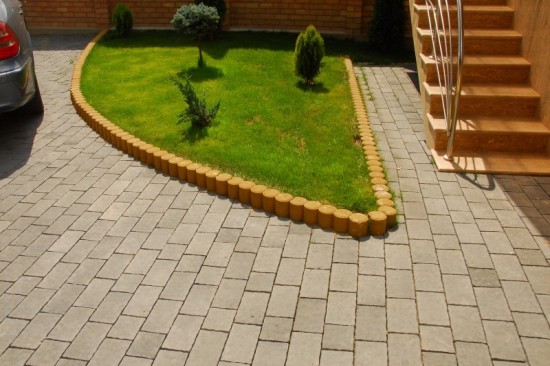 Curte vila, pavele Rustic Clasic, culoare Antracit si Alb-Crem, borduri cilindrice, culoare galben