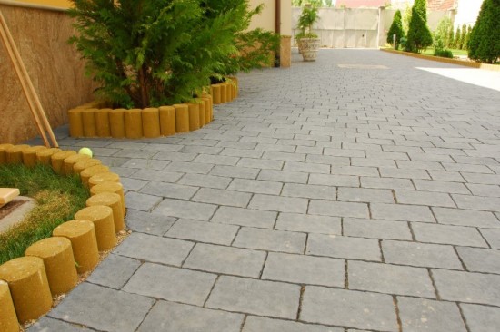 Curte vila, pavele Rustic Clasic, culoare Antracit si Alb-Crem, borduri cilindrice, culoare galben