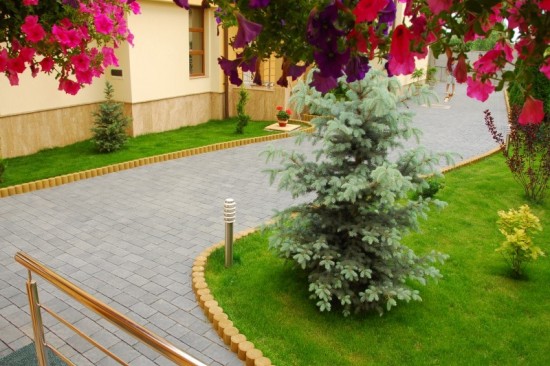 Curte vila, pavele Rustic Clasic, culoare Antracit si Alb-Crem, borduri cilindrice, culoare galben