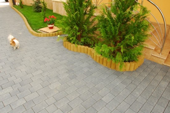 Curte vila, pavele Rustic Clasic, culoare Antracit si Alb-Crem, borduri cilindrice, culoare galben