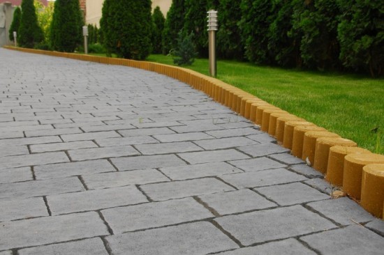 Curte vila, pavele Rustic Clasic, culoare Antracit si Alb-Crem, borduri cilindrice, culoare galben