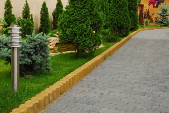 Curte vila, pavele Rustic Clasic, culoare Antracit si Alb-Crem, borduri cilindrice, culoare galben