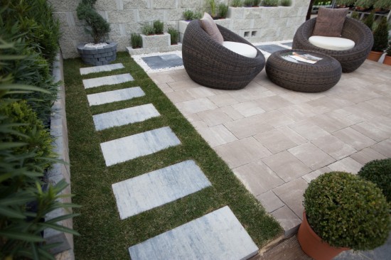 Curte, pavele Decora, culoare Cafe; Cortina D7, culoare Granit si gard Siena, culoare Alb-Crem