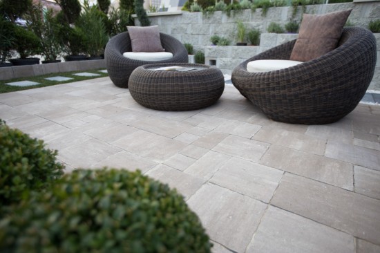 Curte, pavele Decora, culoare Cafe; Cortina D7, culoare Granit si gard Siena, culoare Alb-Crem
