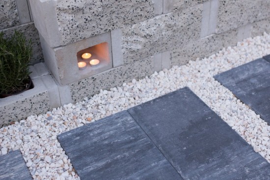 Curte, pavele Decora, culoare Cafe; Cortina D7, culoare Granit si gard Siena, culoare Alb-Crem