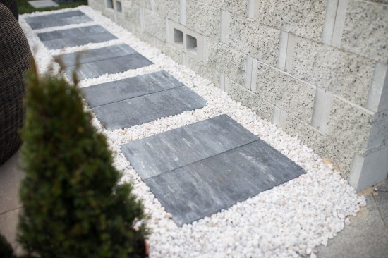 Curte, pavele Decora, culoare Cafe; Cortina D7, culoare Granit si gard Siena, culoare Alb-Crem