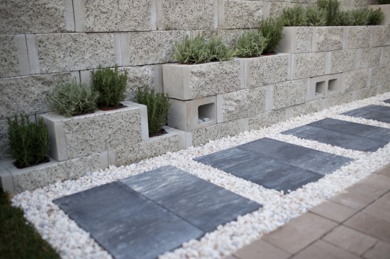 Curte, pavele Decora, culoare Cafe; Cortina D7, culoare Granit si gard Siena, culoare Alb-Crem