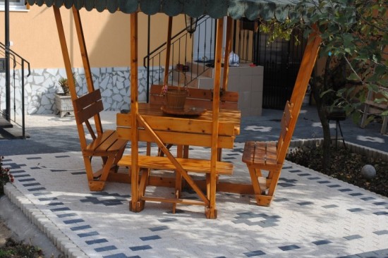 Foisor si alei curte, pavele Umbra D2, culoare Alb-Crem si Antracit