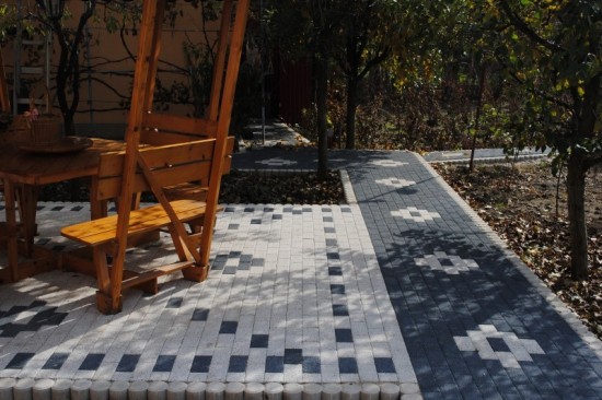 Foisor si alei curte, pavele Umbra D2, culoare Alb-Crem si Antracit