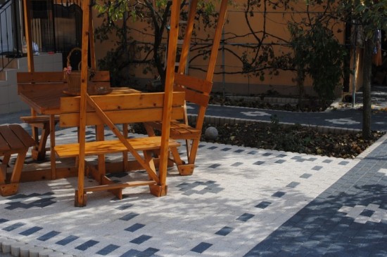 Foisor si alei curte, pavele Umbra D2, culoare Alb-Crem si Antracit