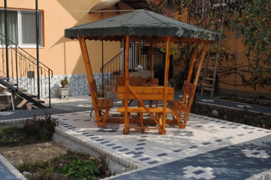 Foisor si alei curte, pavele Umbra D2, culoare Alb-Crem si Antracit