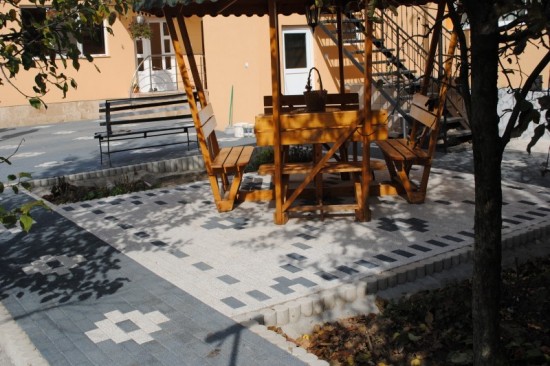 Foisor si alei curte, pavele Umbra D2, culoare Alb-Crem si Antracit