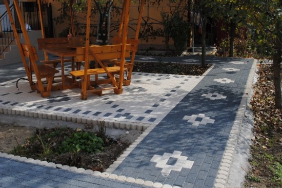 Foisor si alei curte, pavele Umbra D2, culoare Alb-Crem si Antracit