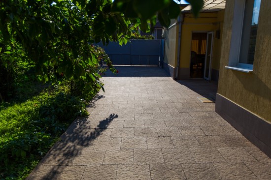 Curte, pavele Rustic P4, culoare Cafe