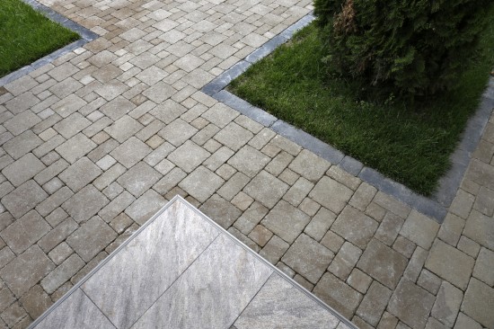 Curte, pavele Maris Antico, culoare Travertin