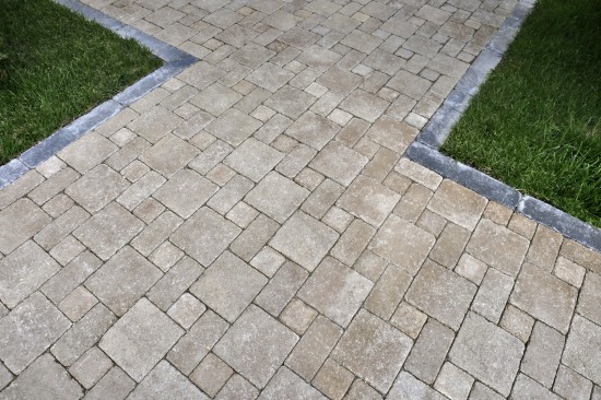 Curte, pavele Maris Antico, culoare Travertin