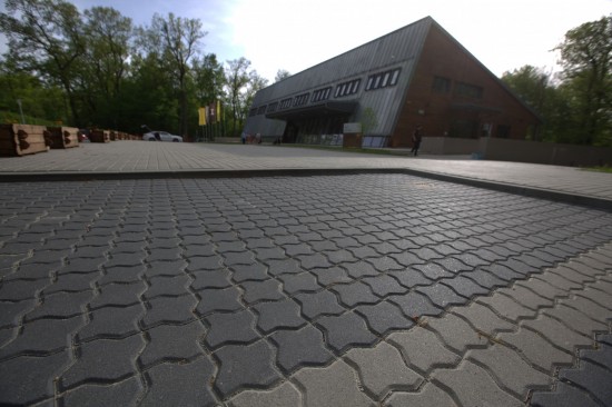 Parcare Muzeul Astra, Sibiu, pavele Frunza F4, culoare Ciment si Antracit