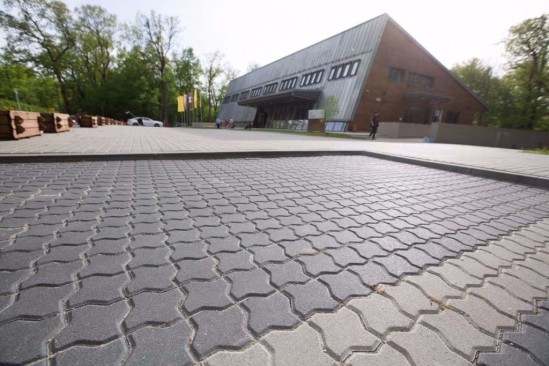 Parcare Muzeul Astra, Sibiu, pavele Frunza F4, culoare Ciment si Antracit