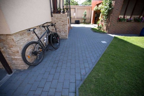 Amenajare curte, parcare si alei, pavele Rustic Clasic, culoare Antracit