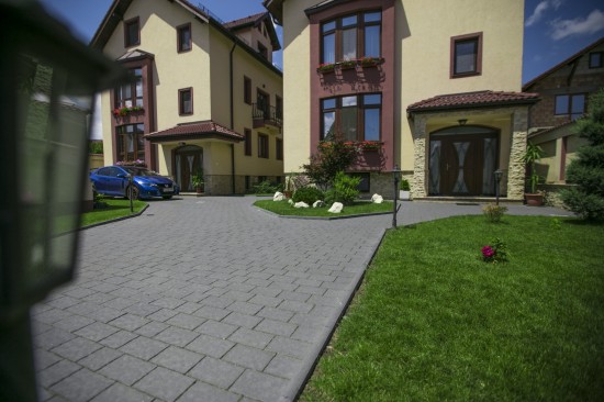 Amenajare curte, parcare si alei, pavele Rustic Clasic, culoare Antracit