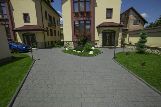 Amenajare curte, parcare si alei, pavele Rustic Clasic, culoare Antracit
