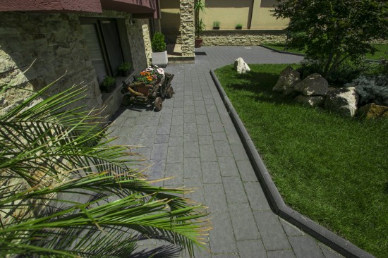 Amenajare curte, parcare si alei, pavele Rustic Clasic, culoare Antracit