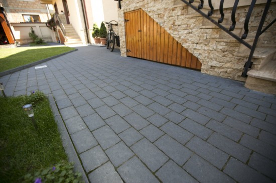 Amenajare curte, parcare si alei, pavele Rustic Clasic, culoare Antracit