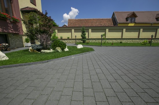 Amenajare curte, parcare si alei, pavele Rustic Clasic, culoare Antracit