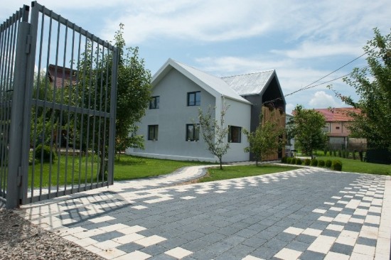 Curte pavata cu Rustic clasic, alb-crem si antracit