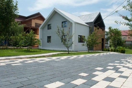 Curte pavata cu Rustic clasic, alb-crem si antracit