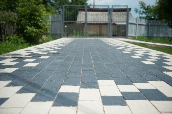 Curte pavata cu Rustic clasic, alb-crem si antracit