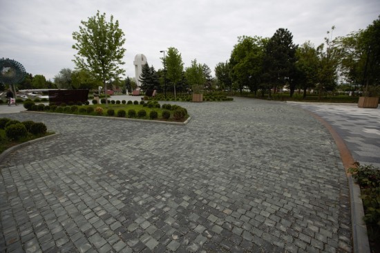 Parcul Unirii din Alba Iulia, pavele Umbra P4, Piatra Andezit, Borduri