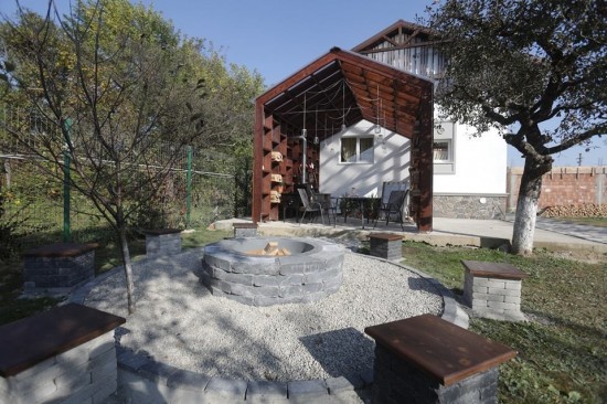 Curte si terasa, pavele Antico, culoare Alb-Crem si Antracit, Focar Quadra, culoare Antracit, Jardiniera Quadra, culoare Alb-Crem, Antracit