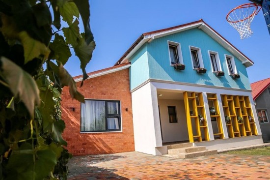 Alee si curte, pavele Cromatica D2, culoare Pastel si Patrat P3, culoare Ciment