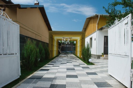 Curte si terasa, pavele Umbra P4, culoare Alb-Crem, Antracit, Gri Deschis si Bordura B1, culoare Alb-Crem