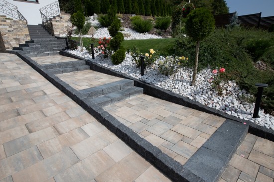 Amenajare curte pavele Cortina D7, Decora dolomit, palisade, blocuri de zid, elemente de treaptă Siena