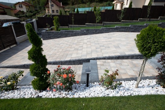 Amenajare curte pavele Cortina D7, Decora dolomit, palisade, blocuri de zid, elemente de treaptă Siena