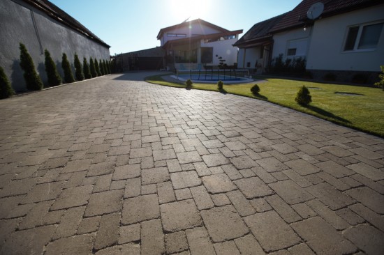 Curte  rezidențială și perimetru piscină, pavele Antico D2, P3,P6