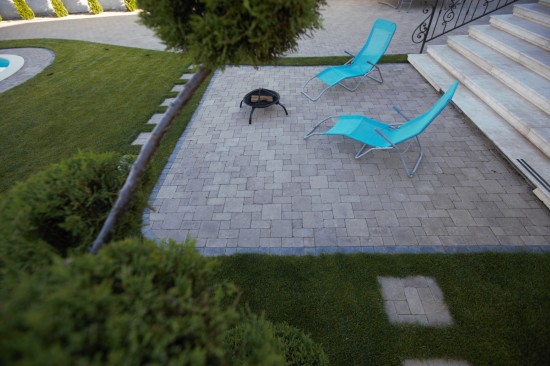 Curte  rezidențială și perimetru piscină, pavele Antico D2, P3,P6