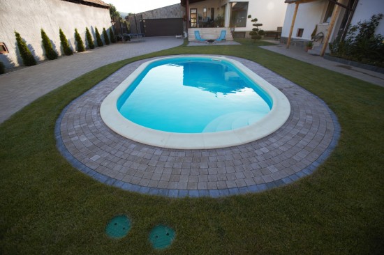 Curte  rezidențială și perimetru piscină, pavele Antico D2, P3,P6