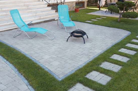 Curte  rezidențială și perimetru piscină, pavele Antico D2, P3,P6