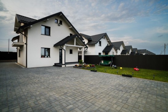 Amenajare curte pavaj Urbana D2, jardinieră Combi, câștigător concurs 