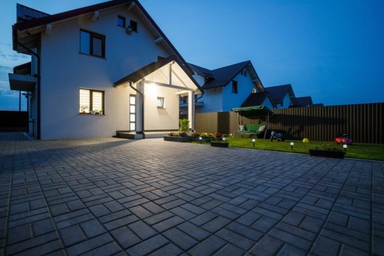 Amenajare curte pavaj Urbana D2, jardinieră Combi, câștigător concurs 