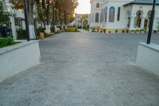 Curte biserica Mangalia, piatra andezit cu o fata taiata