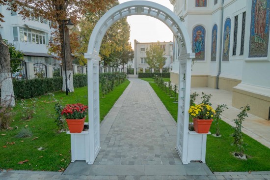 Curte biserica Mangalia, piatra andezit cu o fata taiata