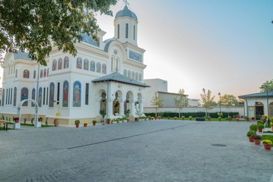 Curte biserica Mangalia, piatra andezit cu o fata taiata