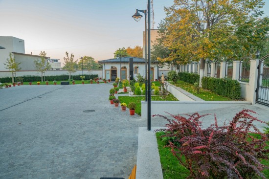 Curte biserica Mangalia, piatra andezit cu o fata taiata